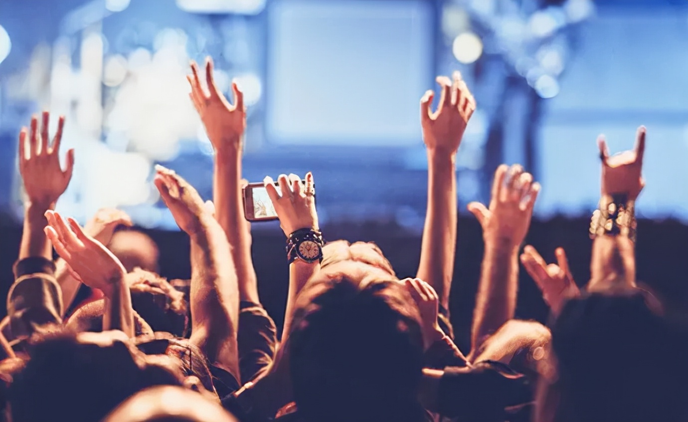 爱豆领奖领到手软,爱豆发福利是真的吗