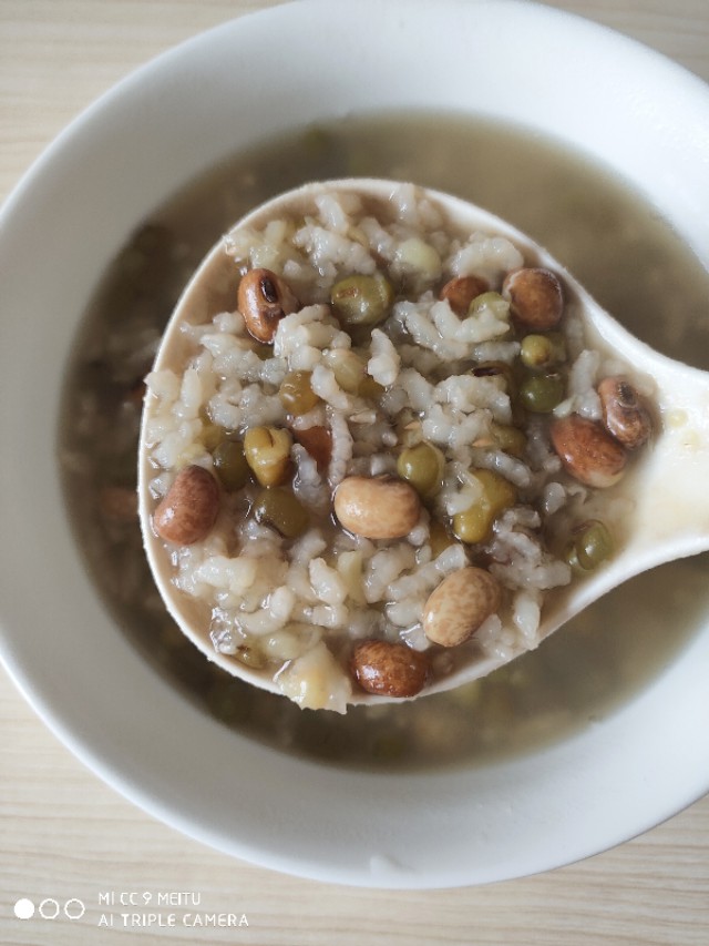 二伏三伏天的豇豆最鲜美，摘一把就能熬锅好粥，两碗不够还想喝吆