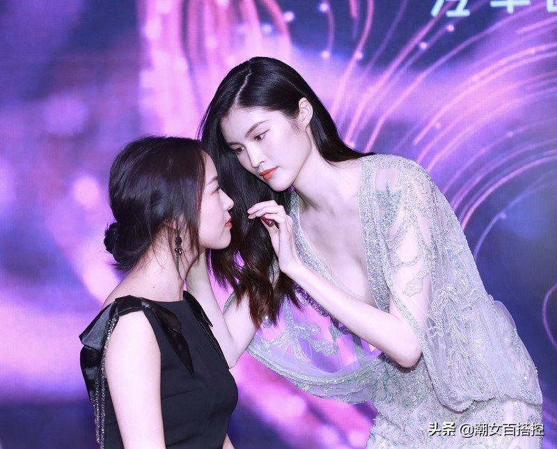 可仙可御！何穗穿裸色水钻裙秀身材，简单T恤配长裤就超级有范