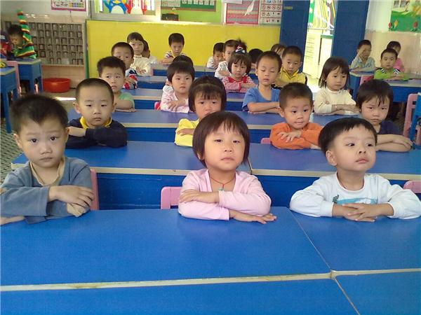 孩子腰疼妈妈贴膏药,小朋友说腰疼妈妈不当心