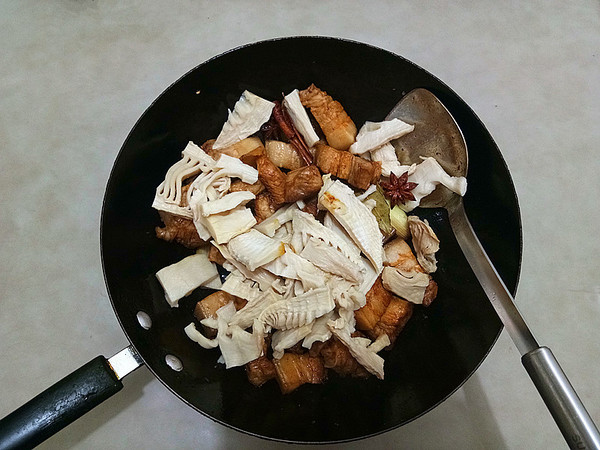 酒店炖鸡汤一般放什么配料,羊肉焯水去腥膻放啥料