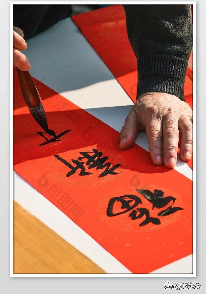 年关将近农村小伙写春联,年关将至写春联