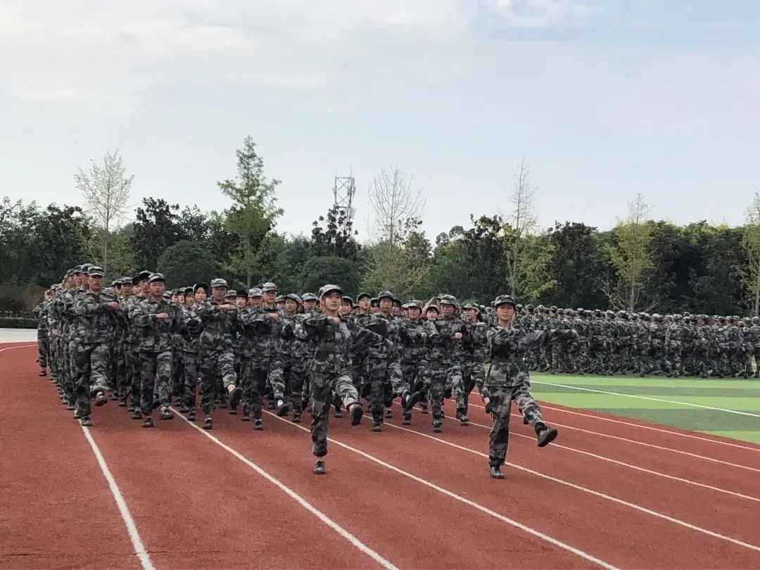 军训完了拍一张照纪念一下,军训完给学生的礼物