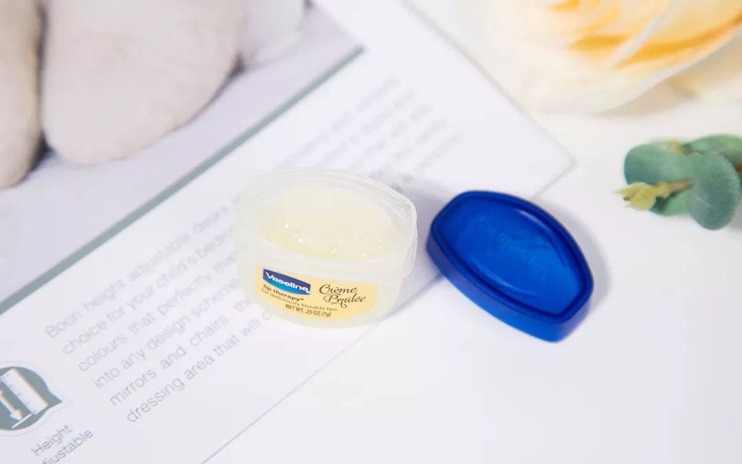 让你的嘴唇滋润一整天,让嘴巴嫩的唇膏