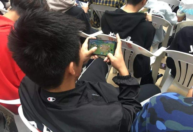 大学宿舍早起的那些人,大学宿舍早上起床的几种人