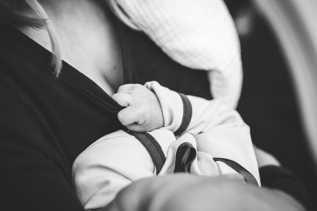 孩子对母乳太过留恋怎么办,孩子留恋妈妈的陪伴