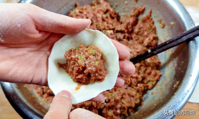 牛肉饺子馅怎么调容易软烂,调牛肉饺子馅做法