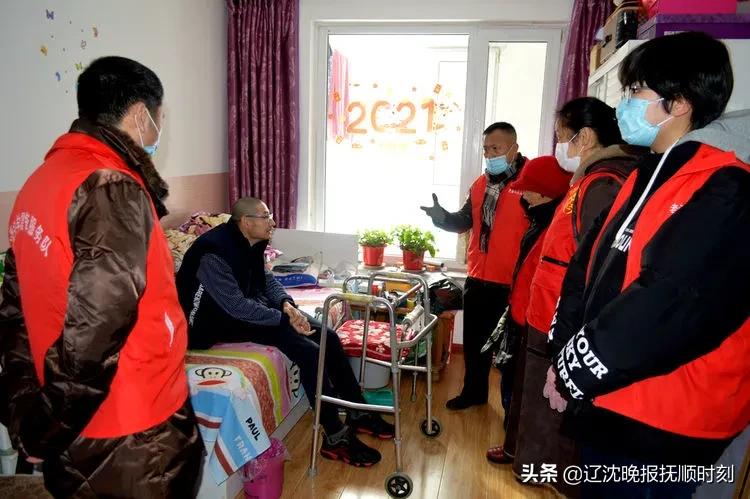 志愿者慰问贫困户温情暖人心,志愿者关爱贫困户爱心传递正能量