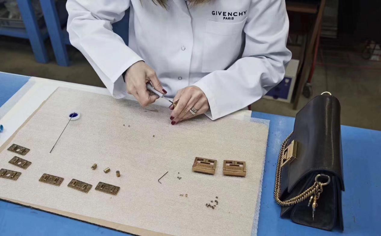 女子不识货，拿10万Hermes嫌不好看，换50块皮包