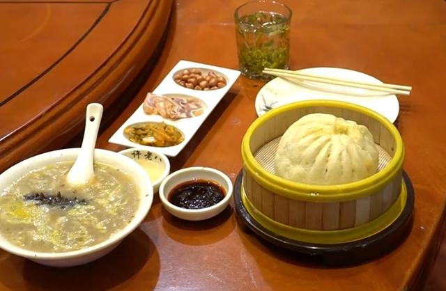 徐州第一的包子铺，一个包子卖88元，食客挤爆大厅，不预定吃不上