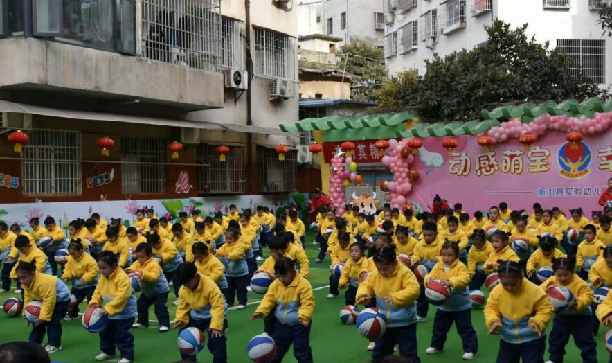 幼儿园庆元旦迎新活动兔年,幼儿园庆元旦迎新年活动预告模板