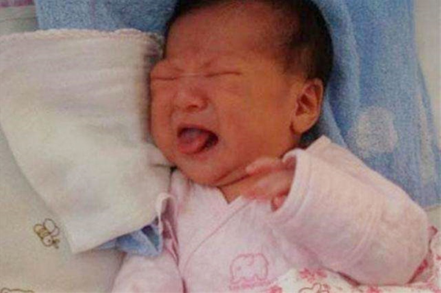 为何宝宝一吃母乳就睡，放下几分钟就醒？背后的原因有点暖心