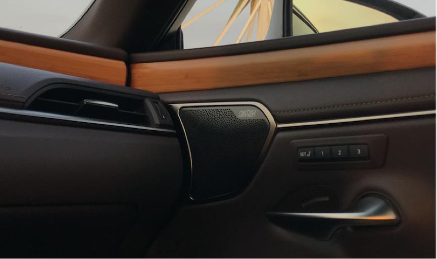 雷克萨斯es300h对比奔驰e,雷克萨斯es300h和奔驰e级