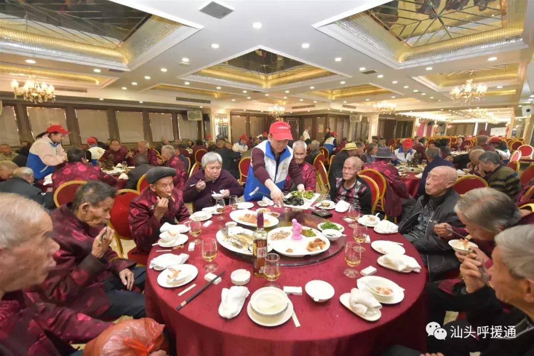 龙湖区第八个善待鳏寡百叟宴今举行铂晶大酒店多年资助大爱奉献