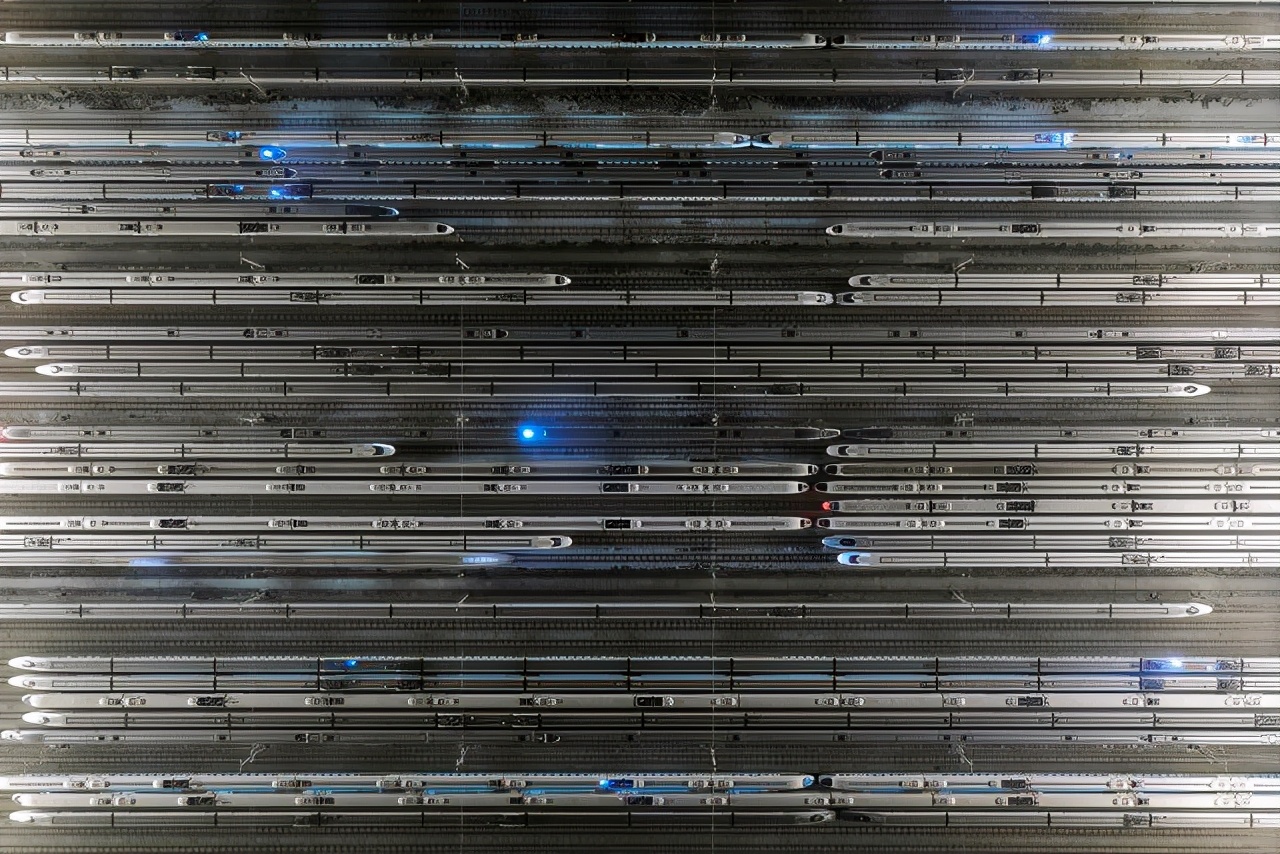 高铁铁轨为什么有很多石头,高铁那么快铁轨上有障碍怎么办