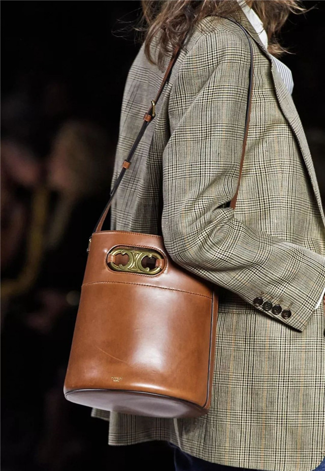 买时尚款的包包吗,买包包不过时