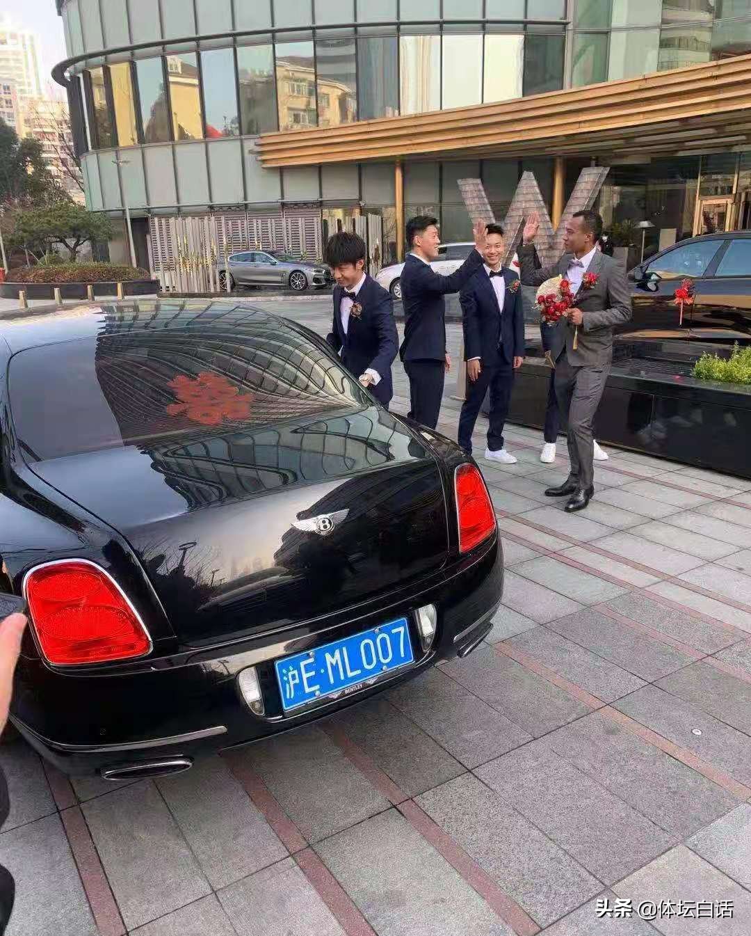 徐根宝为弟子庆生,徐根宝与众弟子