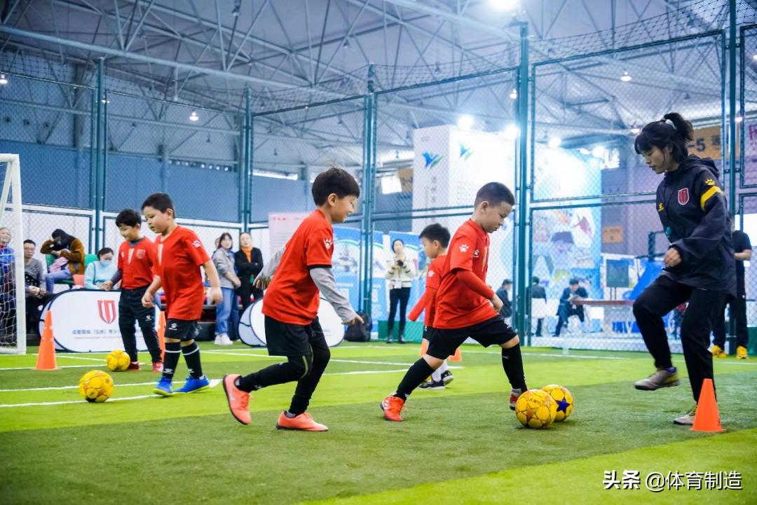 巧妙利用空间建篮球场,利用角落空间建设公共运动器材