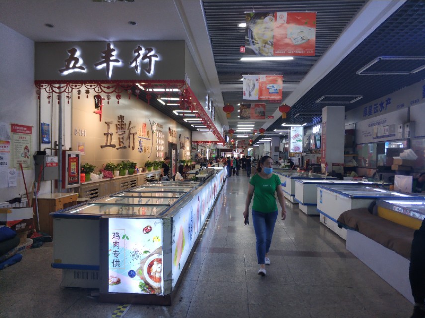 *疆新**最大的冷冻食品交易市场在这里！里面东西齐全建的也很大气！