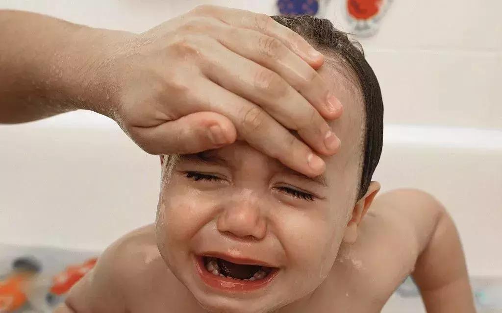 小孩半夜发烧是送医院还是继续睡,儿童发烧先在家视察可以吃什么药
