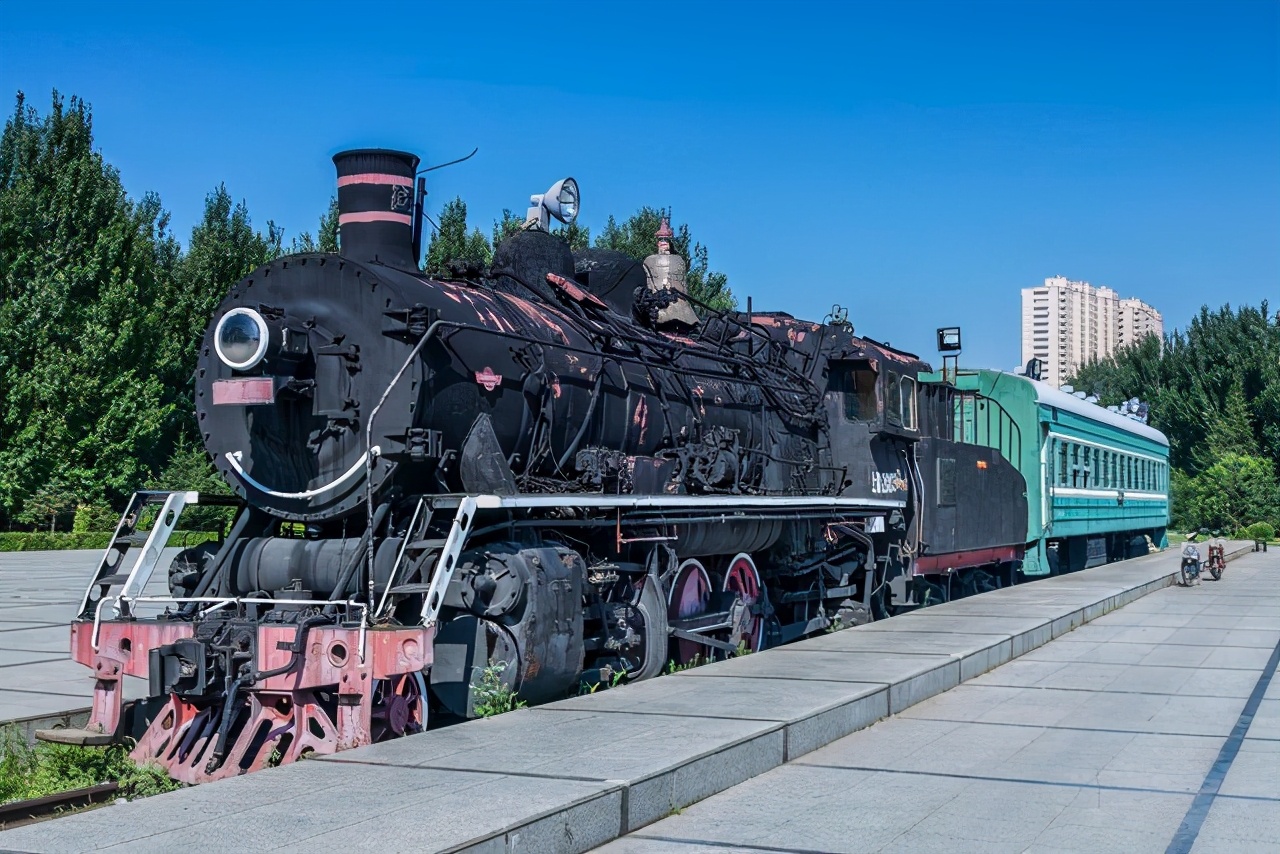 高铁铁轨为什么有很多石头,高铁那么快铁轨上有障碍怎么办