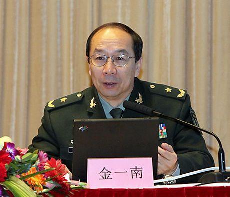 初中毕业的少将金一南，花15年写50万字《苦难光辉》，为铭记英雄