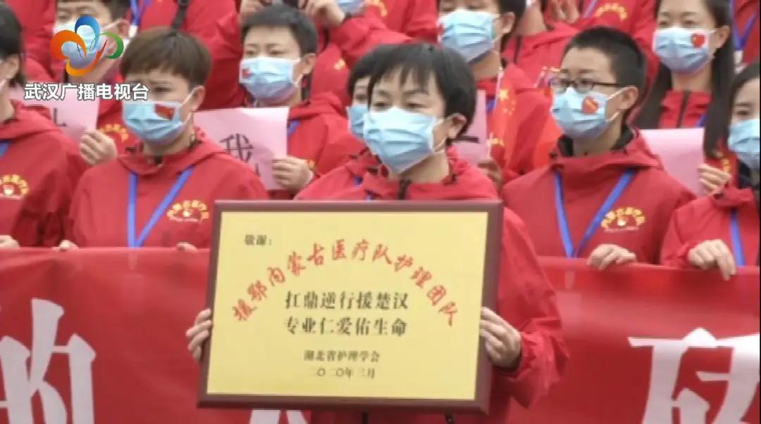 最高的礼遇最深的敬意,最高礼遇迎接英雄凯旋路人鸣笛