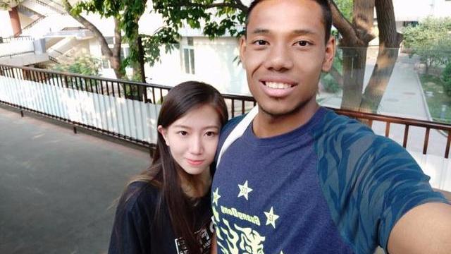 20岁大学生和外籍黑人恋爱前后的心情。