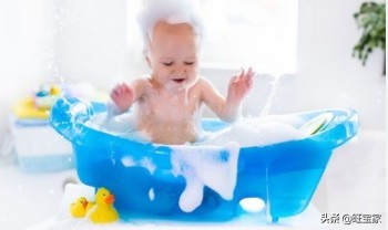 每次洗澡宝宝都要跟着怎么办,孩子每次洗澡起来都哭闹怎么回事