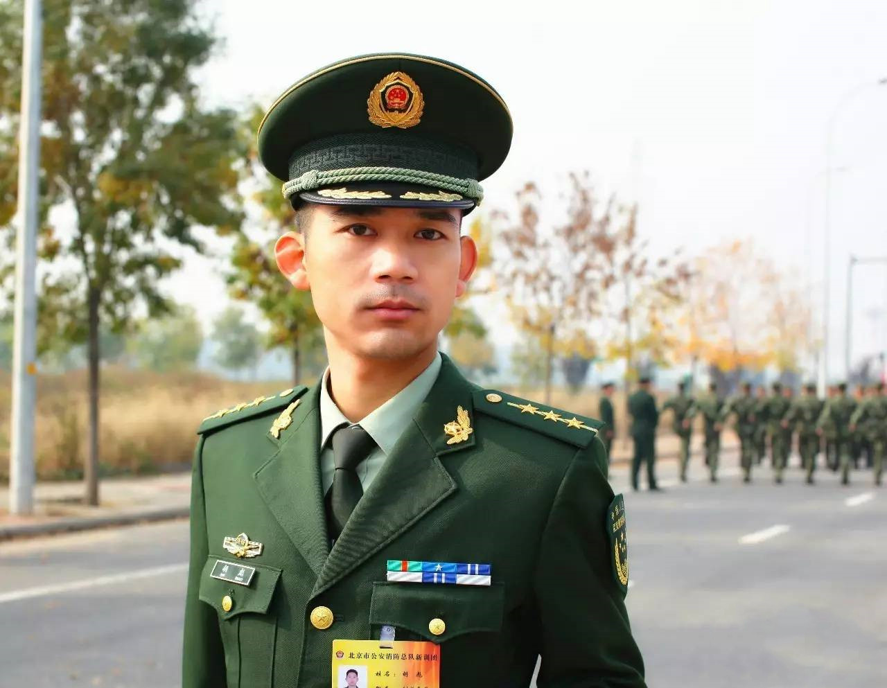 教你如何识别我军军官的级别大小，只看胸前的资历章就行了