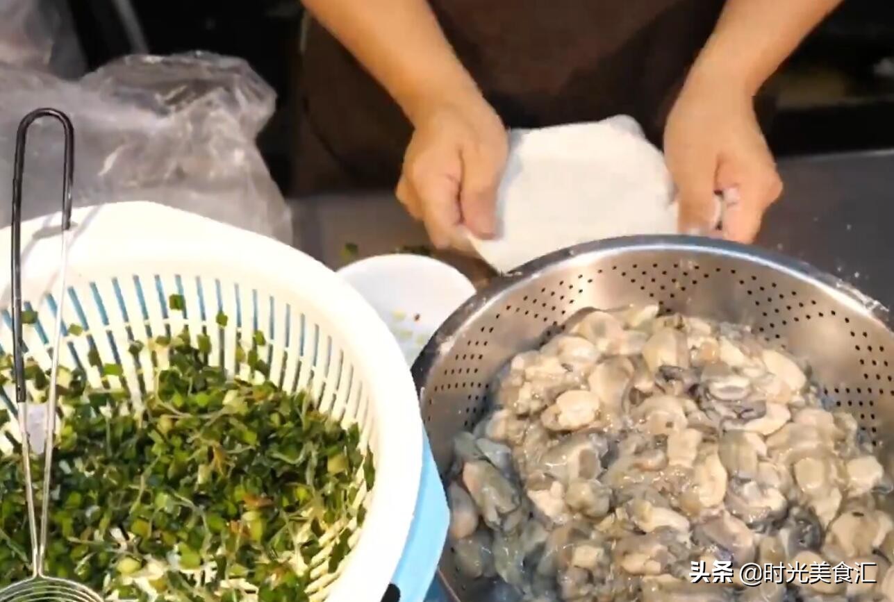 胖大姐做油炸包子，一个包子50元没人嫌贵，天没黑就有人来排队