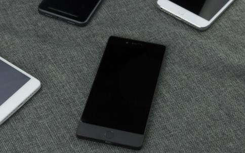 圆滑当道的锐利异类，坚果Pro上手体验——不错的备用机