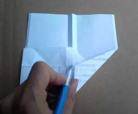 实际上可以飞超远的纸飞机,特别简单但是可以飞很远的纸飞机