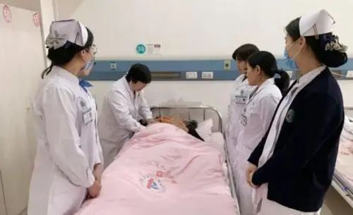 学习正常分娩指南，优化孕妇在产程和分娩中的体验，维护产妇尊严