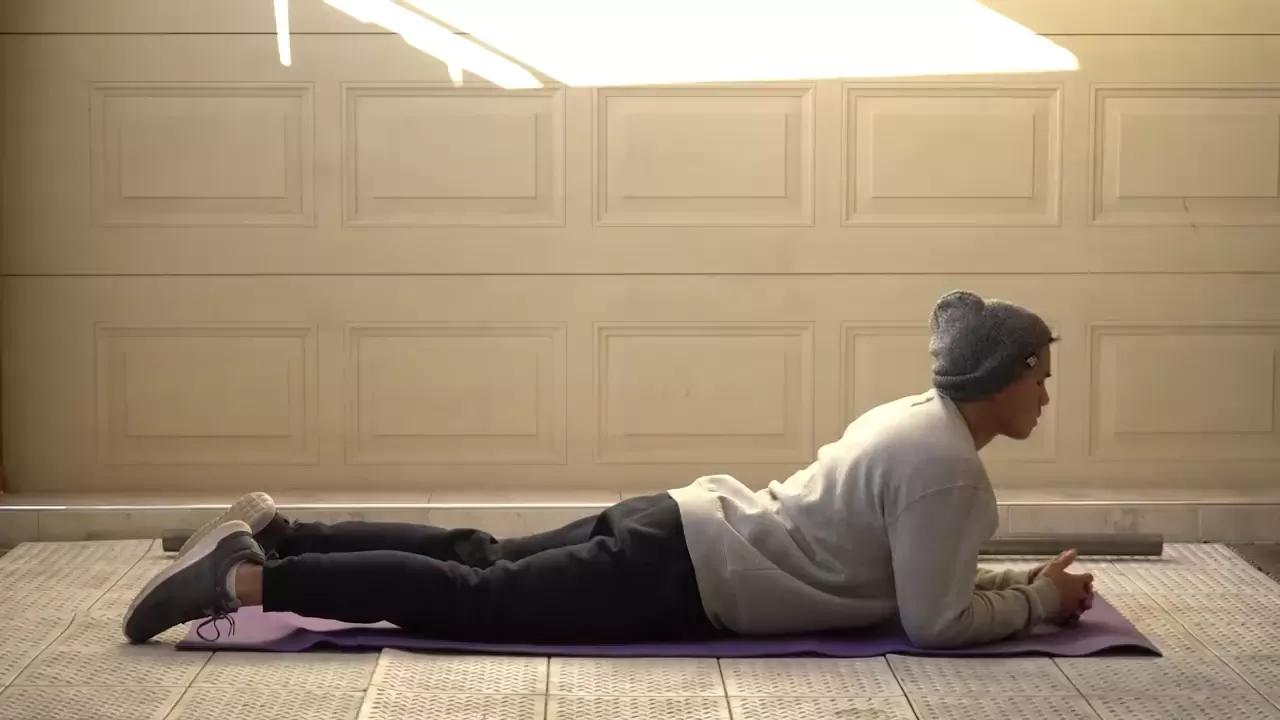 什么动作拉伸腰部,缓解腰部疼痛的拉伸