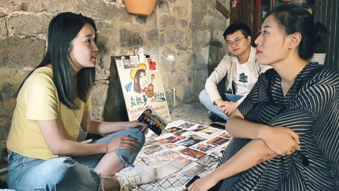 她花4年旅行全球，然后在古城街头摆摊卖故事