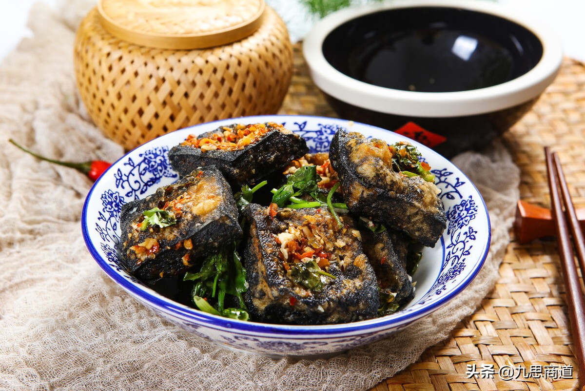 小伙卖臭豆腐,年赚千万的卖臭豆腐模式