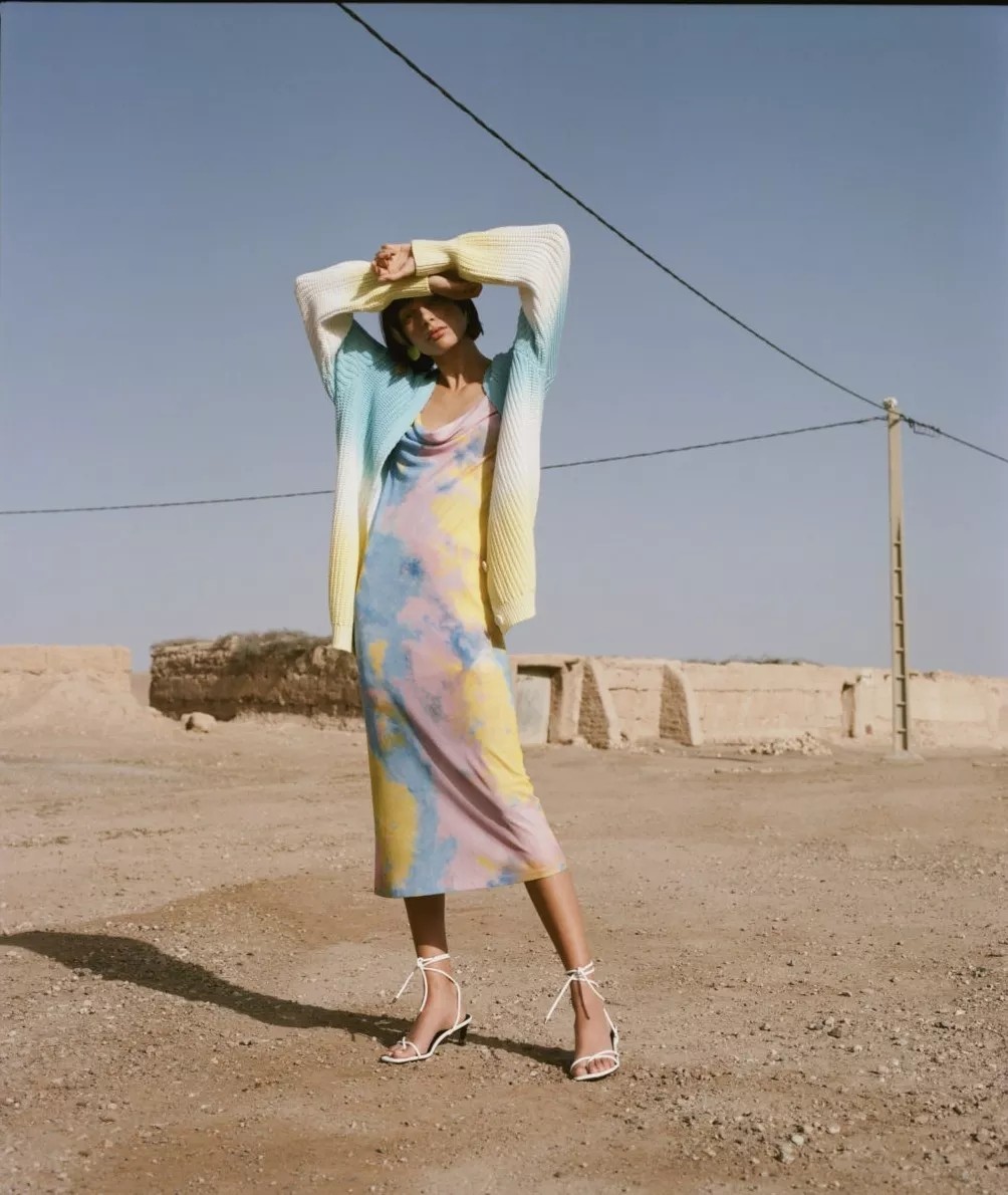 吊带裙很“露骨”，不敢穿？搭配一件外套试试，尽显优雅气质