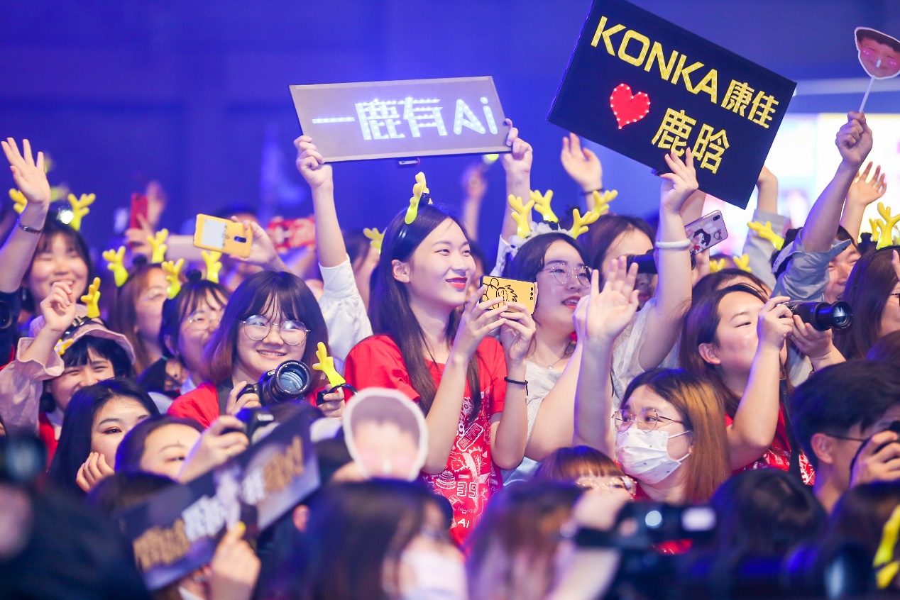 康佳总裁不玩壁咚玩比心，还请鹿晗当师傅？