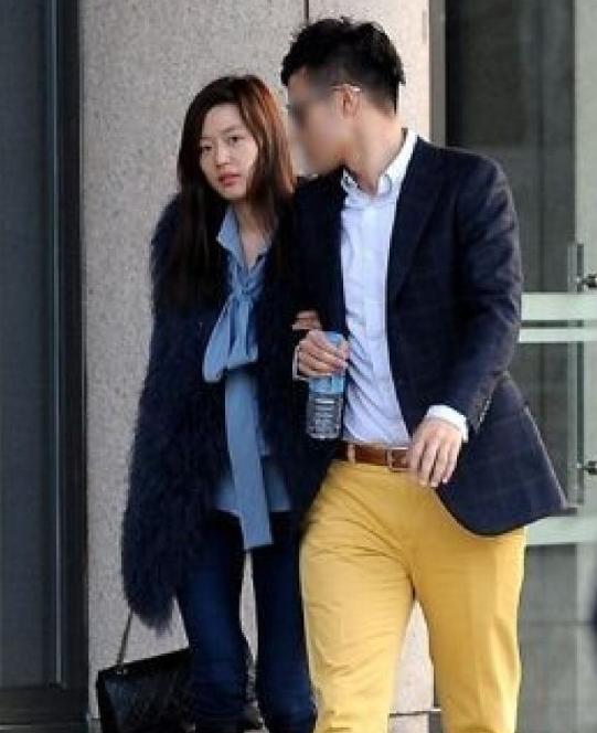 韩国女星全智贤侧颜,全智贤和老公同台