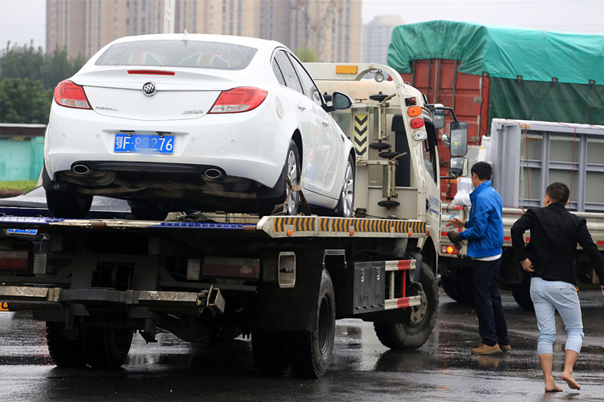 路上汽车被剐蹭肇事者跑了怎么办,汽车被碰肇事跑了咋办