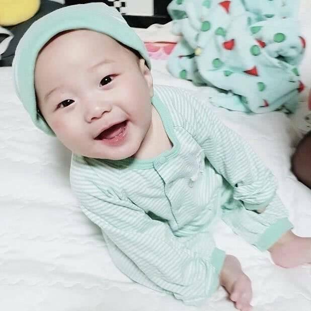 长相酷似秀智，20岁*团退**当妈的女偶像，穿搭堪称时尚教程！