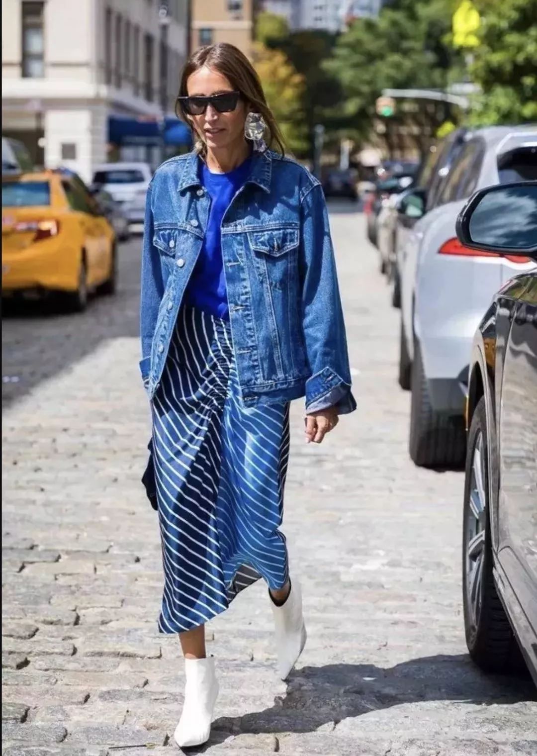 牛仔外套穿宽松好看还是修身好看,牛仔外套基本上搭什么裤子最好看