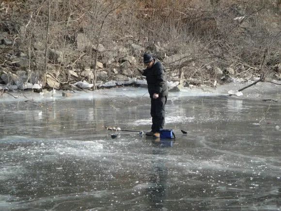 冬季冰钓钓深还是钓浅,冬季冰钓如何找鱼窝
