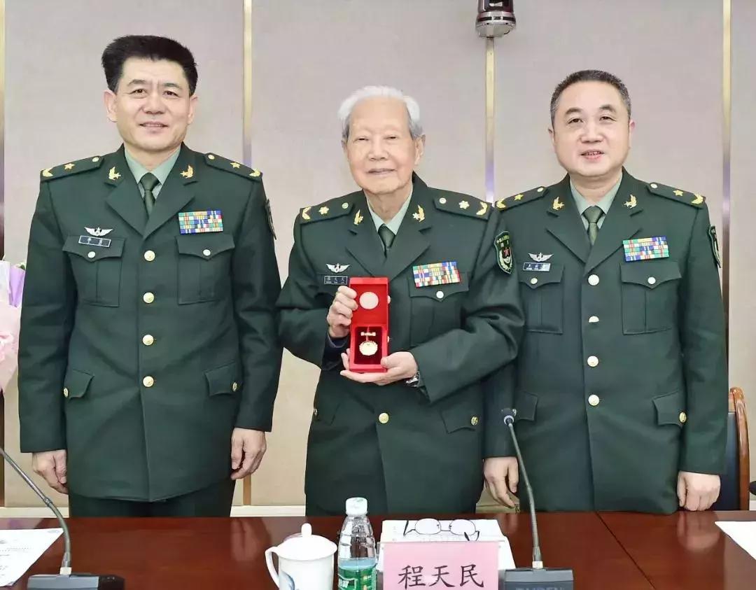 退休时中央军委为他授勋