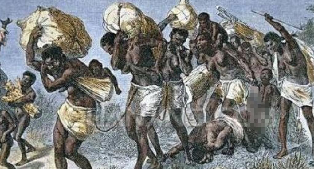 黑奴能有多惨？人贩子被当成奴隶对待，西方世界撕裂加剧