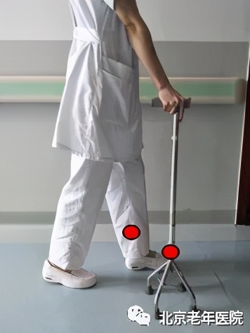 老年人手杖使用操作流程,可以防止老年人跌倒的工具