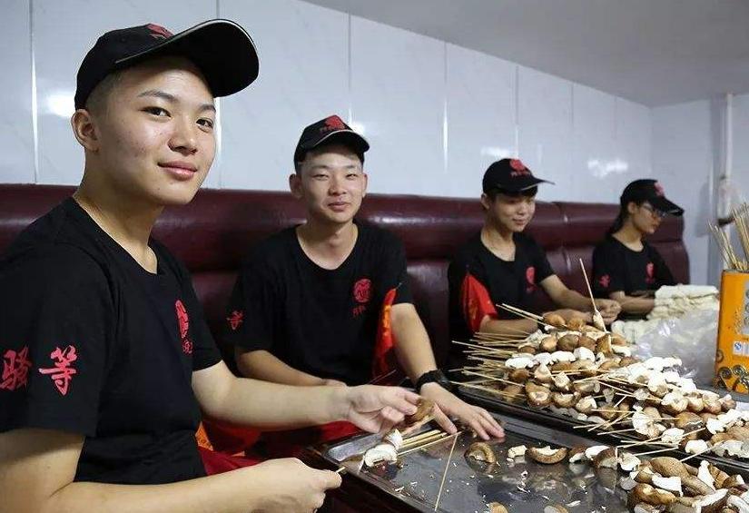 95后毕业生全职游戏搬砖血泪史,高三学生熬夜打游戏的危害