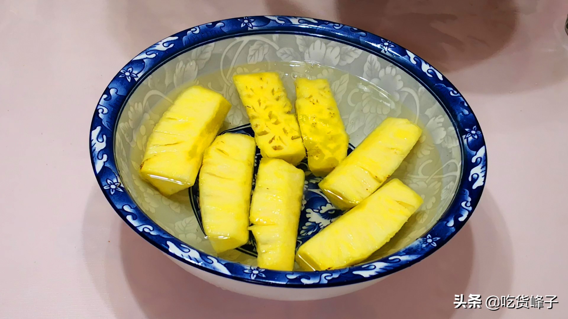 菠萝的削法怎么才更简单,菠萝的正确削法不苦不涩