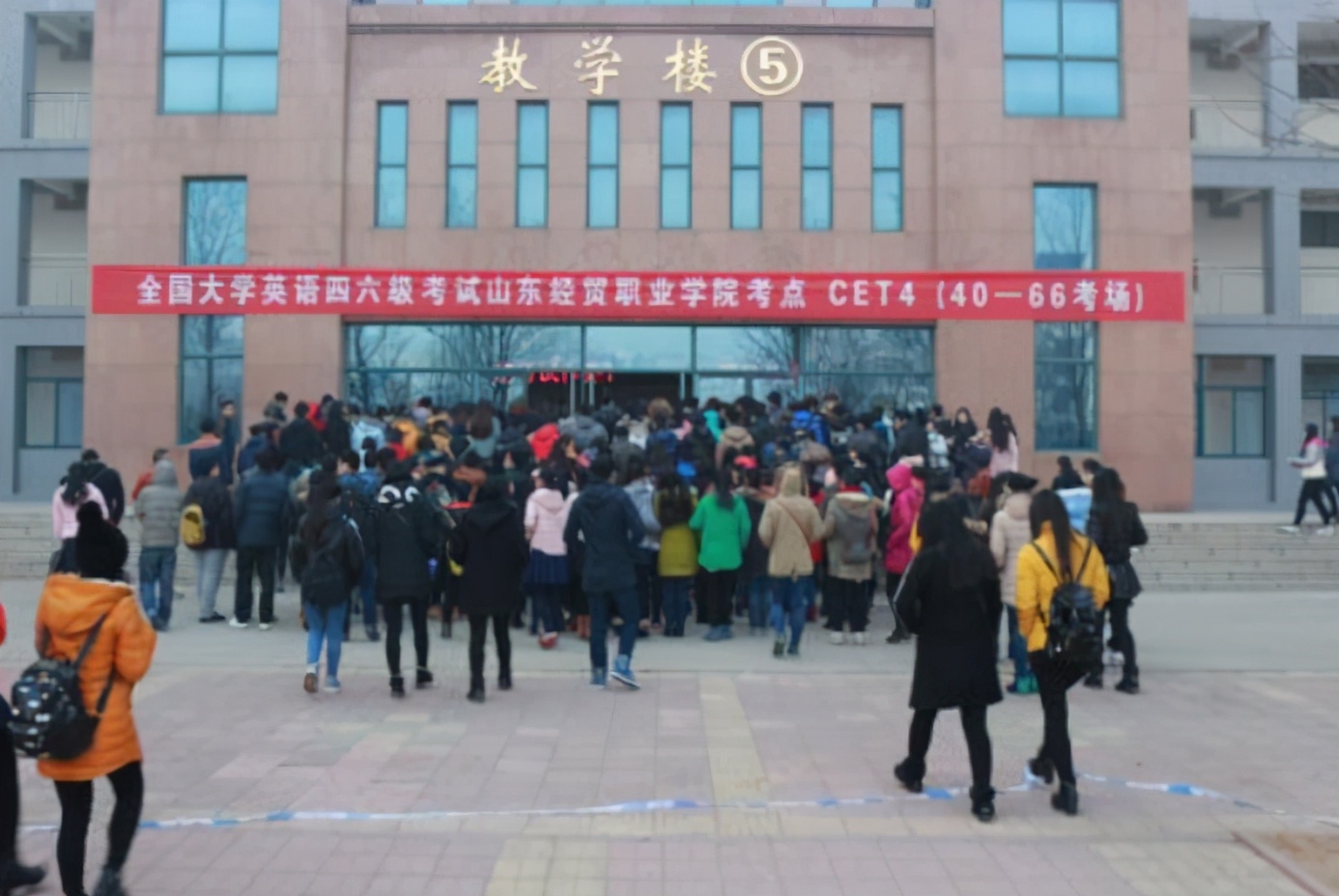 为何学校里的英语老师，多是女教师，校长说出其中原因